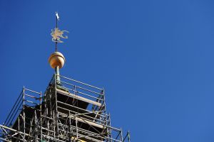 Bílá věž má zpět svou makovici | Foto: Jiří Gangur