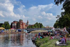 Den vody se tradičně koná na břehu Labe v Hradci Králové.