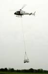 Vrtulník hradecké DSA unese v podvěsu větší zátěž než je jeho vlastní váha