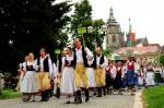 Hradecký sbor Dupák provedl průvod ulicemi pod Bílou věží až k pódiu. 