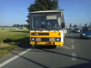 Odstavený autobus u kruhového objezdu | Foto: Policie ČR