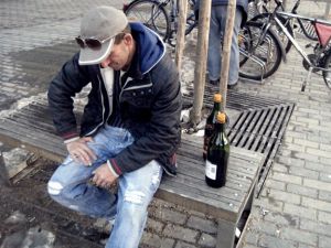 Popíjení alkoholu na veřejnosti je v Hradci na vyhrazených místech zakázáno | Foto: MpHK