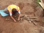 Preparace lidských ostatků v hrobě | Foto: MVČ