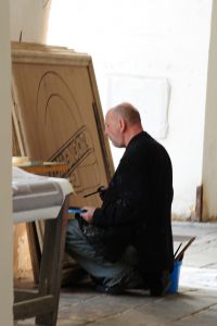 Práce se dokončují, malují se kulisy Sarajeva