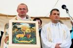 Celebrovali p. Petr Šabaka a p. Marián Benko, v rukou drží podobiznu svatého Huberta