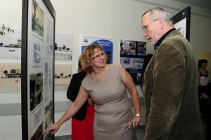 Otevření výstavy - ředitelka Bernhardová provází primátora Finka