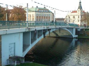 Tyršův most v Hradci Králové s papírovými oběšenci | Foto: Archiv