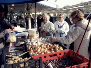 Farmářské trhy se opět vrací do Hradce | Foto: KHVS