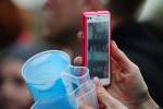 Nezbytné propriety současných festivalů: vratný kelímek na pivo a chytrý telefon