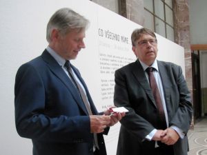 Zahájení rekonstrukce: Hejtman předává symbolický klíč od galerie firmě STAKO
