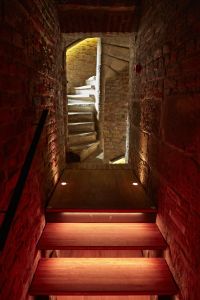 Osvětlené schodiště za recepcí – vstup do původní části