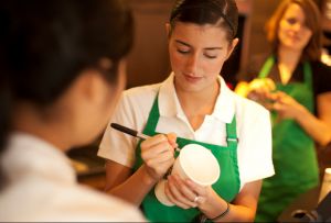 Obsluha kavárny Starbucks tradičně píše na kelímky s připravenými nápoji jméno či přezdívku zákazníka.