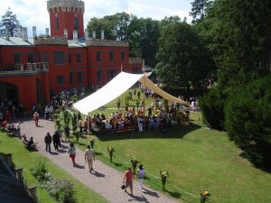 Na nádvoří zámku Hrádek u Nechanic bude o víkendu dobový jarmark, uvidíte sokolníky a šermíře.