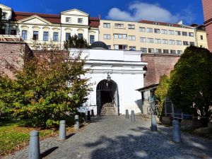 Historické schodiště Bono publico ústí do ulice Komenského.