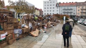 Zeď z krabic na Ulrichově náměstí v Hradci Králové rozmočil déšť.