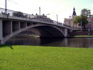 Kromě opěrných zdí projde opravou i poškozená branka pod Tyršovým mostem v Hradci Králové.