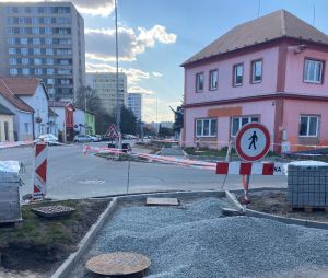Opravy chodníků v ulici Bratří Štefanů.