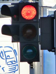 Část křižovatek už řídí chytré semafory.