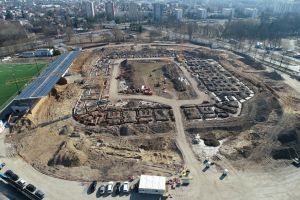 Stavba multifunknčního fotbalového stadionu v Hradci Králové, březen 2022