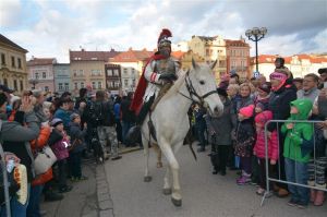 Martin na bílém koni v Hradci Králové.