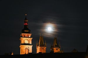 Bílá věž na Velkém náměstí v Hradci Králové v noci.