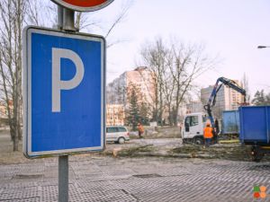 Parkoviště u polikliniky se opravuje.